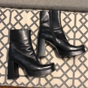 Black leather Guess boots